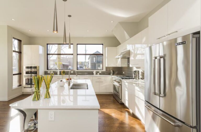 10 Stunning Houses with Big Kitchens for Modern Living